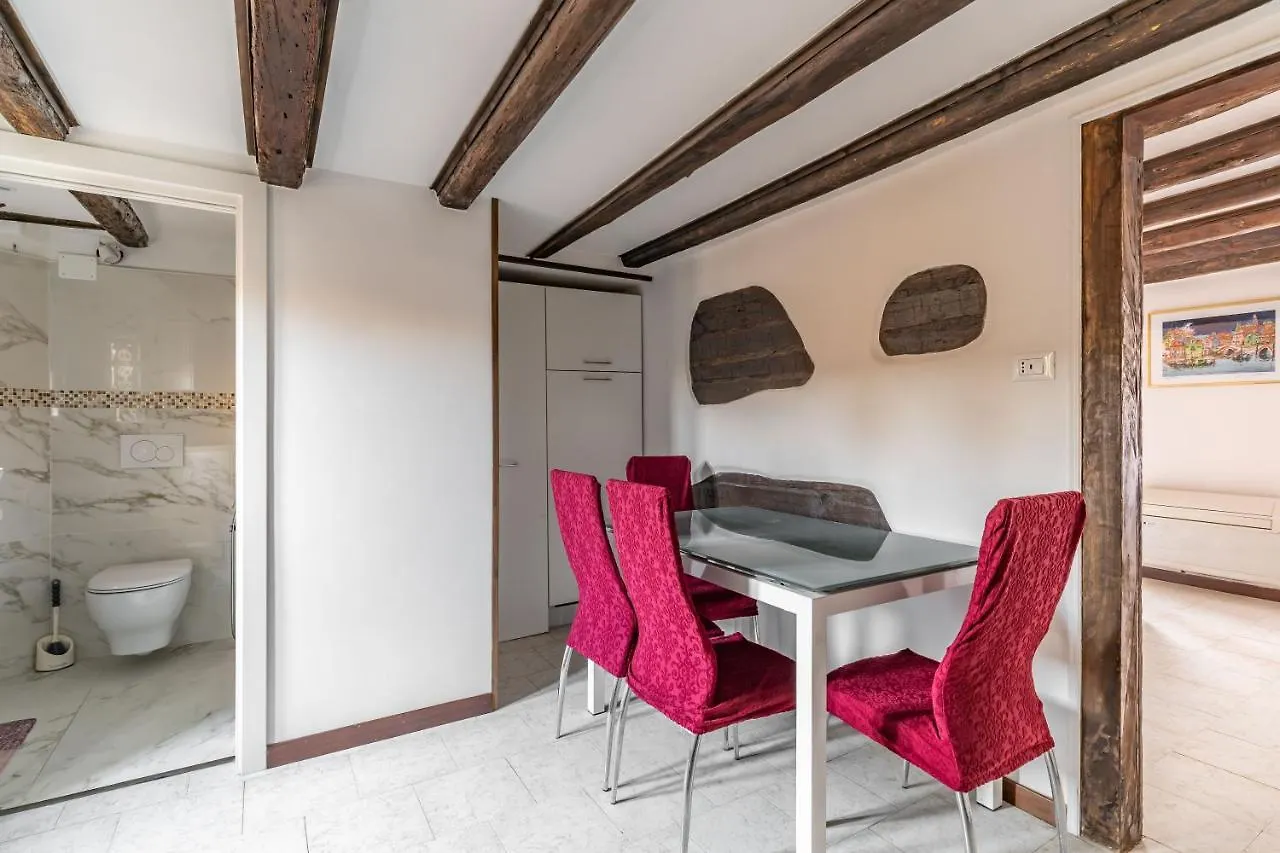 The Venice Red Door Apartment 0*,