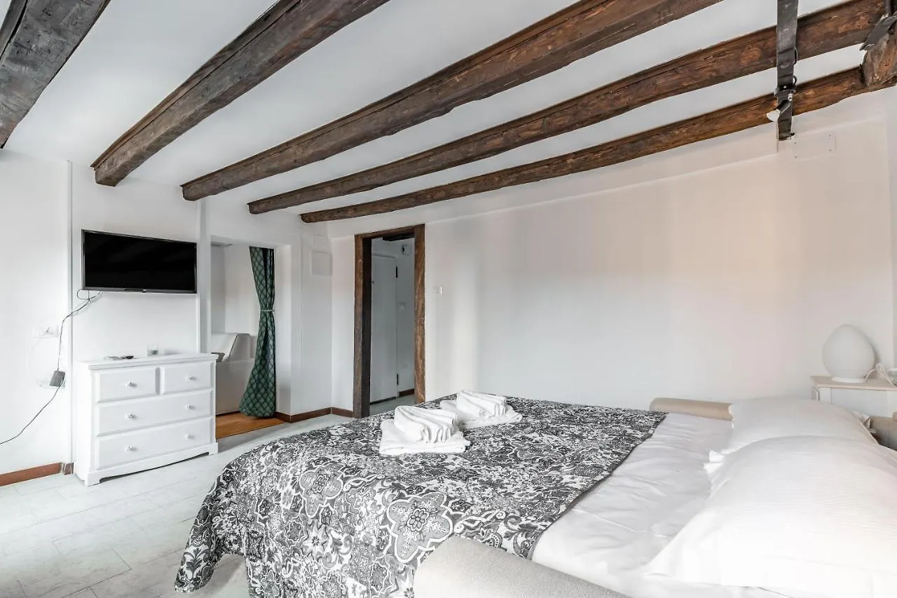 The Venice Red Door Apartment