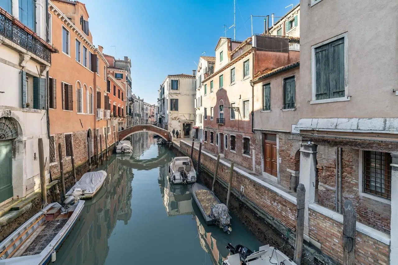The Venice Red Door Apartment