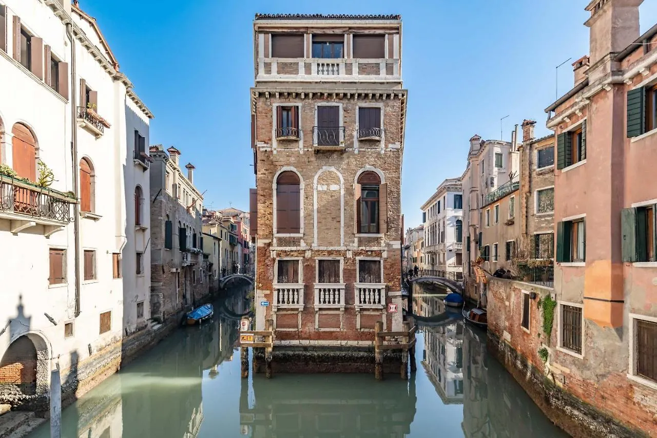 The Venice Red Door Apartment