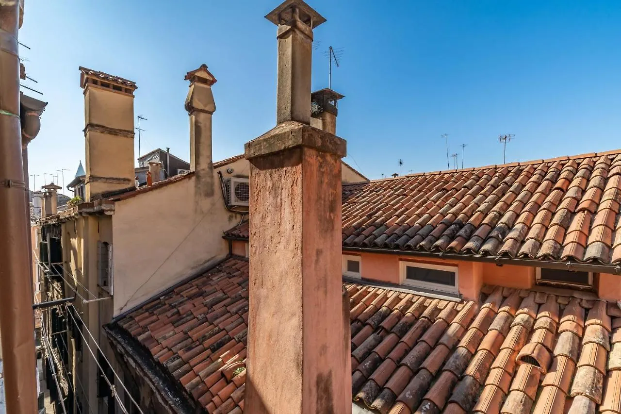 The Venice Red Door Apartment