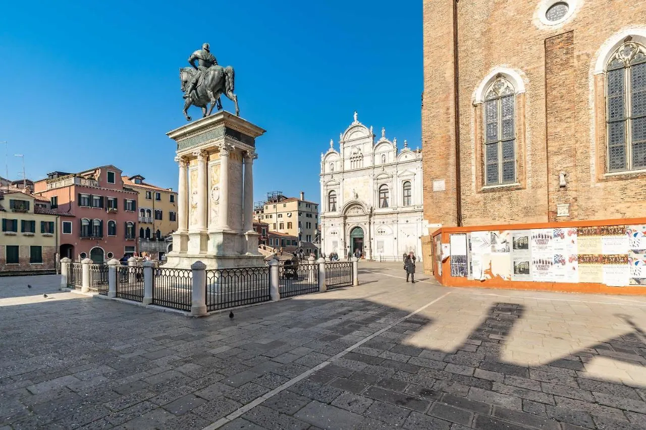The Venice Red Door Apartment location