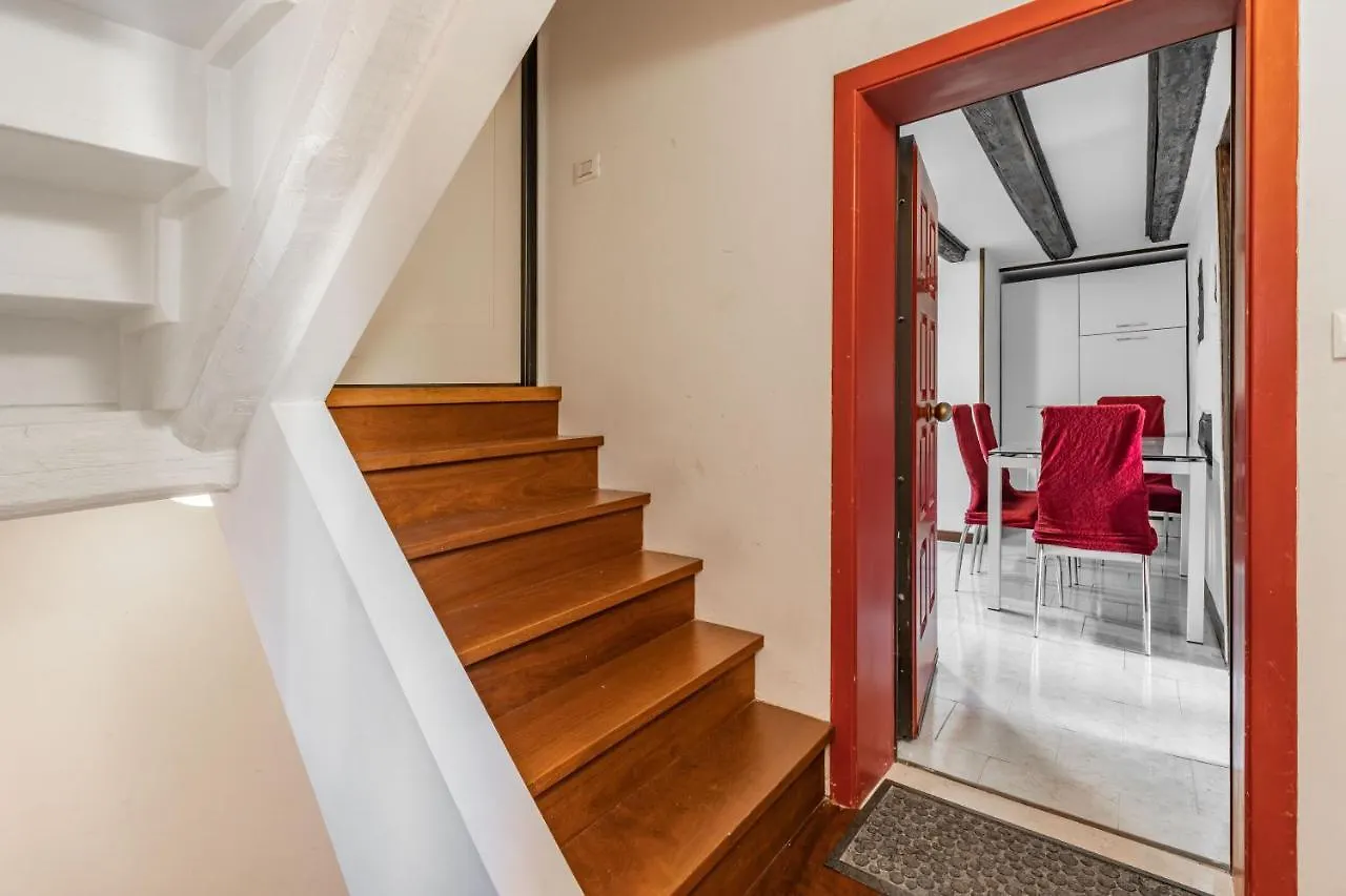 The Venice Red Door Apartment